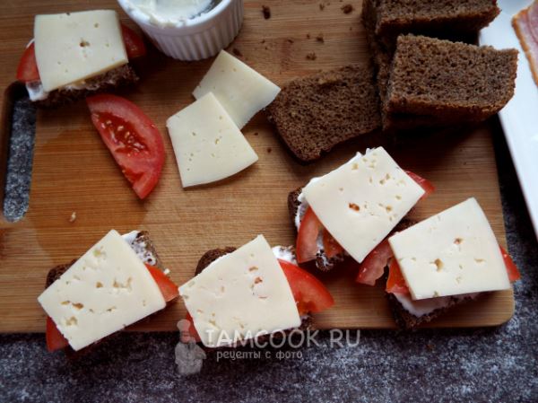Бутерброды с сыром и беконом на мангале