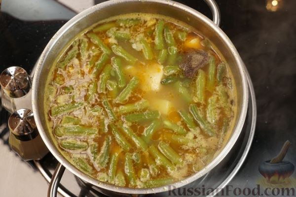 Куриный суп с чечевицей, стручковой фасолью и сливками