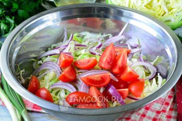 Салат из молодой капусты с помидорами