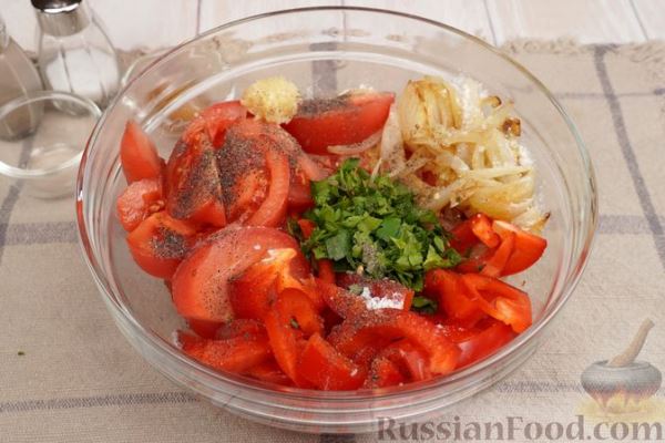 Салат из помидоров с болгарским перцем и жареным луком