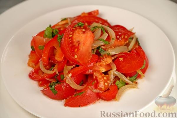 Салат из помидоров с болгарским перцем и жареным луком
