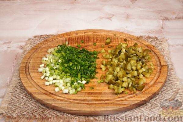Салат с брынзой, свежими и маринованными огурцами