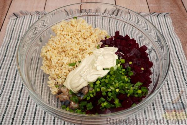Салат со свёклой, копчёной скумбрией и булгуром