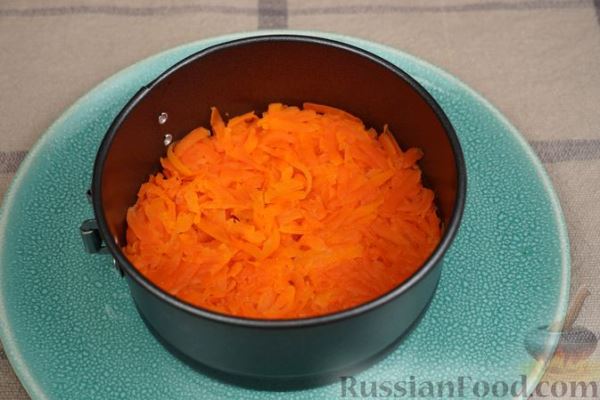 Слоёный салат с крабовыми палочками, морковью, сыром и яйцами