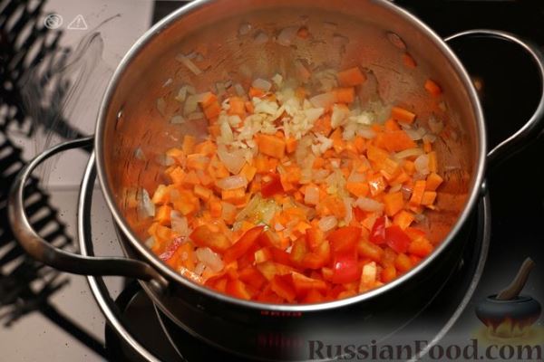 Суп с копчёными колбасками, фасолью и горошком