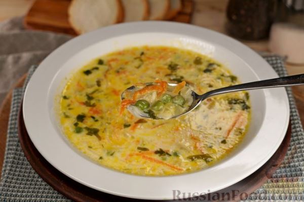 Сырный суп с зелёным горошком и вермишелью
