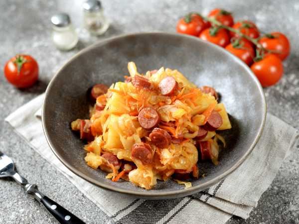 Запеченная картошка с сосисками, помидорами и сыром