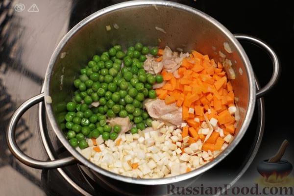 Куриный суп с манными клёцками, зелёным горошком и сельдереем