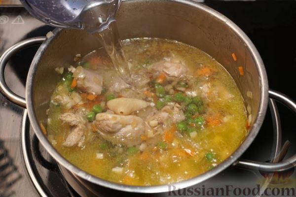 Куриный суп с манными клёцками, зелёным горошком и сельдереем