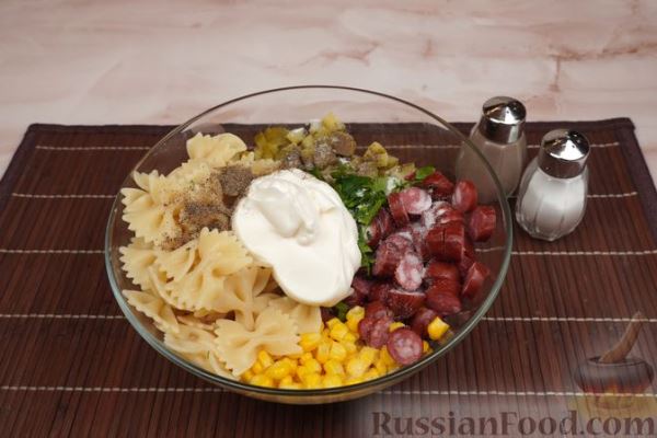 Салат с макаронами, колбасками, огурцами и кукурузой