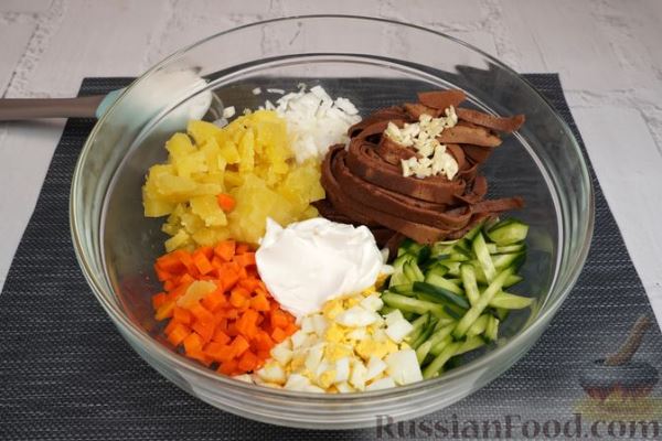 Салат с печёночными блинчиками, овощами и яйцами