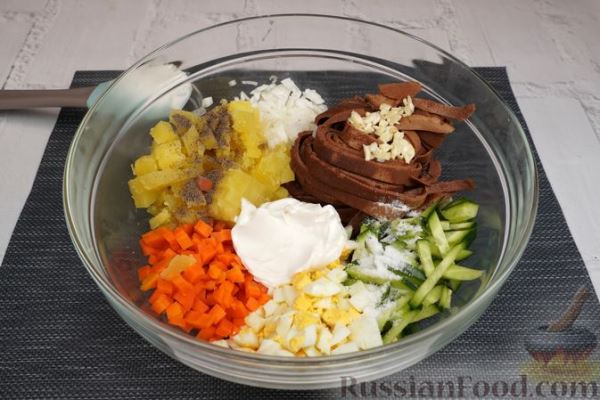 Салат с печёночными блинчиками, овощами и яйцами