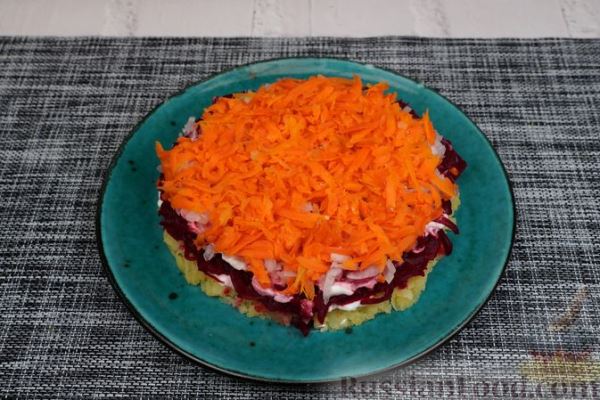 Слоёный салат с колбасой, свёклой, морковью и картофелем