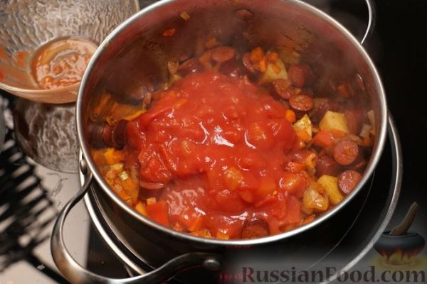 Суп с копчёными колбасками, фасолью и горошком