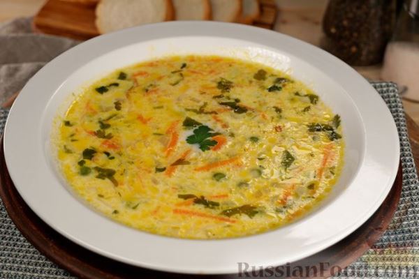 Сырный суп с зелёным горошком и вермишелью