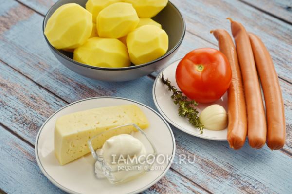 Запеченная картошка с сосисками, помидорами и сыром
